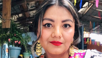 Ella es Claudia Vásquez, la artesana que elaboró el vestido de Sheinbaum