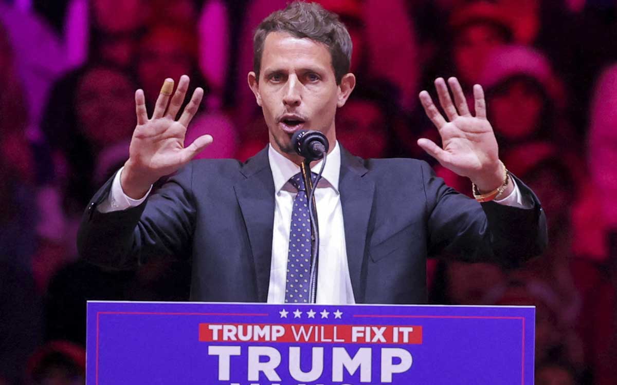 At a Trump rally, a comedian called Puerto Rico a “floating island of garbage”; demand an apology