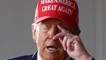 Trump amenaza con arancel de 200% a vehículos importados de México