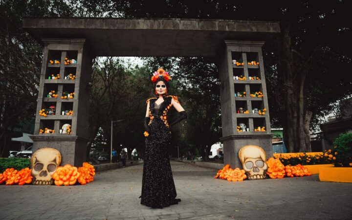 Tepic celebra el Día de Muertos con 'panteón parlante' Tepic celebra el Día de Muertos con 'panteón parlante'