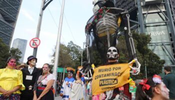 Greenpeace conmemora Día de Muertos defendiendo océanos sin plásticos