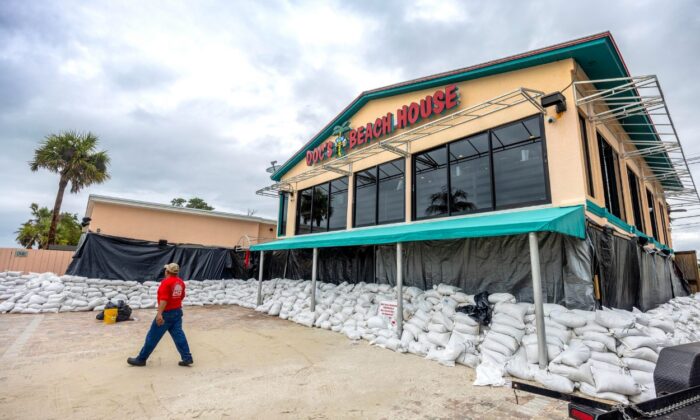  Un restaurante está rodeado de sacos de arena mientras la ciudad se prepara para el impacto del huracán Milton en Bonita Beach, Florida, EU. Foto: EFE