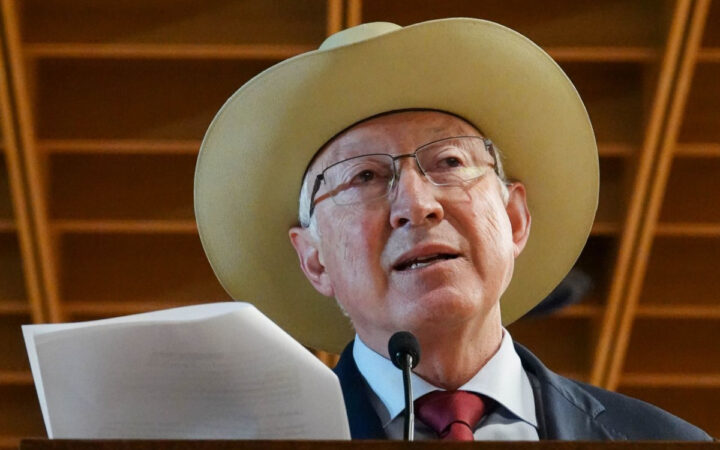 Ken Salazar se dice sorprendido de que México no celebre detención de líderes de cártel de Sinaloa Ken Salazar se dice sorprendido de que México no celebre detención de líderes de cártel de Sinaloa