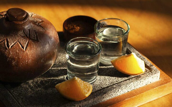 Indignación por registro de mezcal 'Mixes' de Paola Rojas, sin autorización de pueblos ayuujk