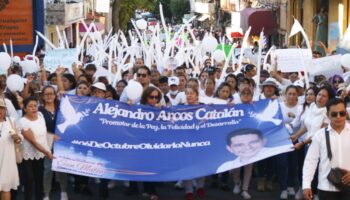 Miles marchan en Chilpancingo para exigir justicia por el asesinato de alcalde Arcos