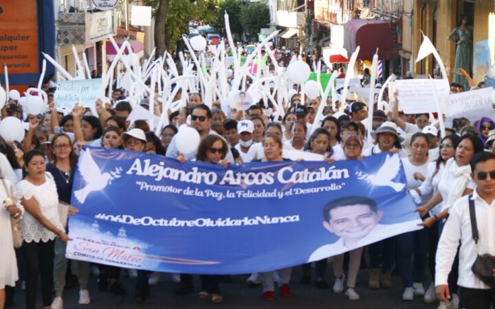 Miles marchan en Chilpancingo para exigir justicia por el asesinato de alcalde Arcos
