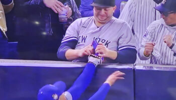 Prohíben ingreso a Yankee Stadium a aficionados que agarraron el guante y brazo de Mookie Betts | Video
