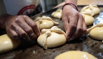 Cómo hacer pan de muerto casero para este Día de Muertos | Video