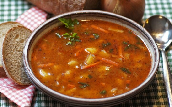 Al comer este sobre de caldo consumes 137% del sodio de un día, alerta Poder del Consumidor