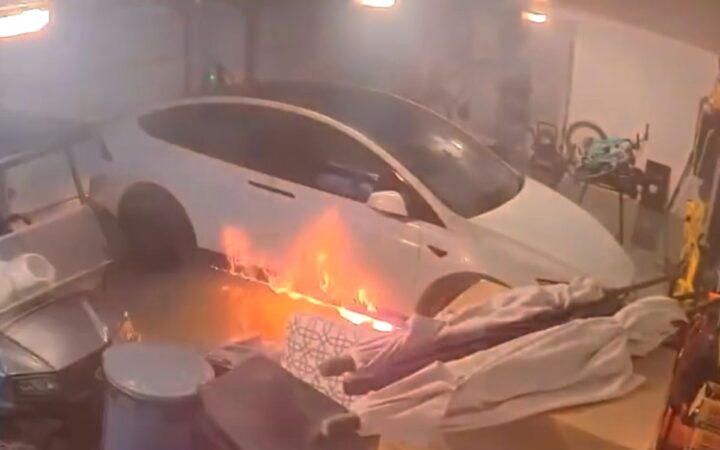 Tesla se incendió dentro de cochera inundada por huracán Helene