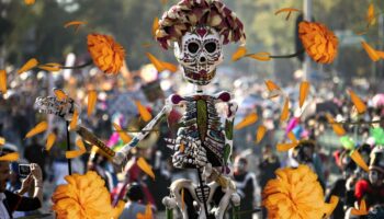 Así se vivió la mega procesión de Catrinas previo al Día de Muertos en la CDMX