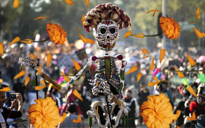 Así se vivió la mega procesión de Catrinas previo al Día de Muertos en la CDMX