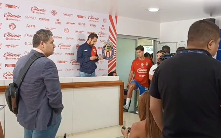 Video | Jugadores de Chivas lanzan explosivo a medios en la sala de prensa Video | Jugadores de Chivas lanzan explosivo a medios en la sala de prensa
