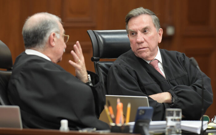 Los ministros Javier Laynez y Alberto Pérez Dayán platican en sesión de la reforma judicial. (Foto: SCJN)