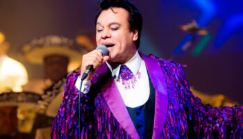 Homenaje a Juan Gabriel reúne a fans mexicanos y extranjeros en Ciudad Juárez