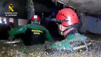 Video | Así rescatan cadáveres de estacionamientos inundados en España