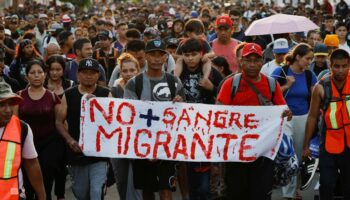 Miles de migrantes parten en nueva caravana hacia EU, con mensaje a Harris y Trump