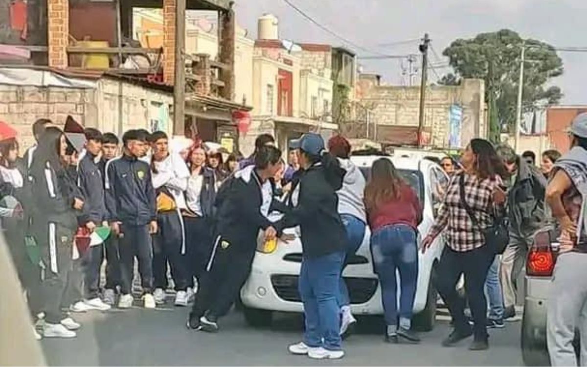 Buscan a mujer que atropelló a estudiantes durante desfile en Chalco