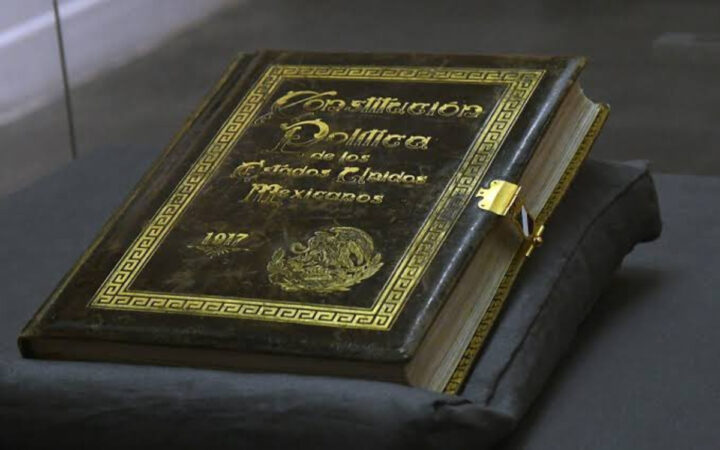 "Hoy en día la Constitución no es más que una sugerencia que puede ser acatada o no": Juan Villoro | Video