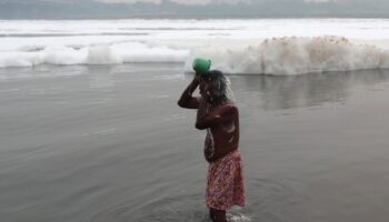 A pesar de espuma tóxica en río, hindúes esperan bañarse en ritual sagrado