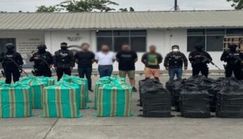 Detienen a mexicanos y colombiano con una tonelada y media de cocaína en Ecuador