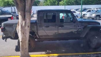 Detienen a jefe de investigación criminal de FGE Sinaloa en vehículo robado y con armas