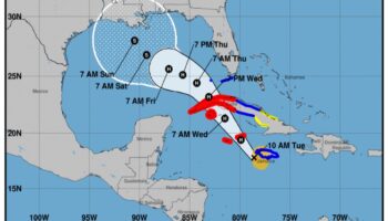 Alertan que Rafael se convierte en huracán de categoría 2