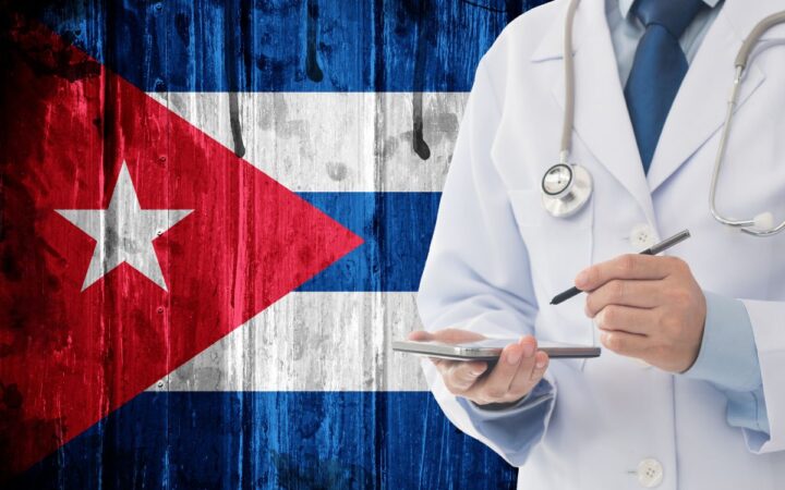 Llegan al AIFA 199 médicos cubanos; trabajarán en comunidades remotas del país