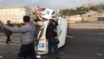 Accidente México-Pachuca; combi choca contra pipa y se voltea