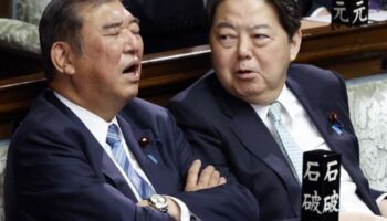 Primer ministro japonés se queda dormido mientras lo reeligen