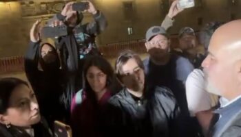 Denuncian censura y represión en el Zócalo durante protesta contra desaparición del INAI