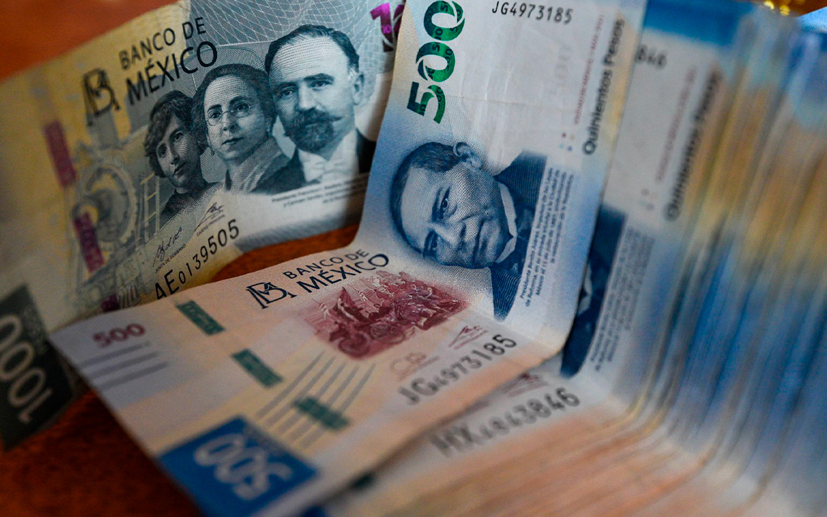 Peso mexicano retrocede y Bolsa cae ante escalada tensiones Rusia y Ucrania