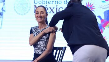 Sheinbaum se vacuna y exhorta a a sumarse contra la Covid-19 e influenza