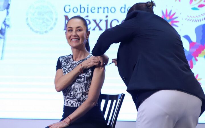 Sheinbaum se vacuna y exhorta a a sumarse contra la Covid-19 e influenza Sheinbaum se vacuna y exhorta a a sumarse contra la Covid-19 e influenza