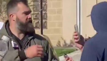 Jason Kelce rompe el teléfono de fan que insultó a su hermano y a Taylor Swift | Video