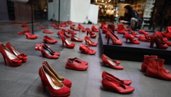 ‘Zapatos Rojos’: una instalación que llama a recordar feminicidios y desaparecidas en México