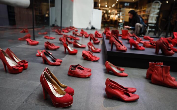 ‘Zapatos Rojos’: una instalación que llama a recordar feminicidios y desaparecidas en México