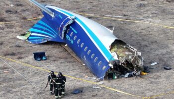 Avión de AZAL fue alcanzado por un misil ruso, afirman fuentes del Gobierno azerbaiyano