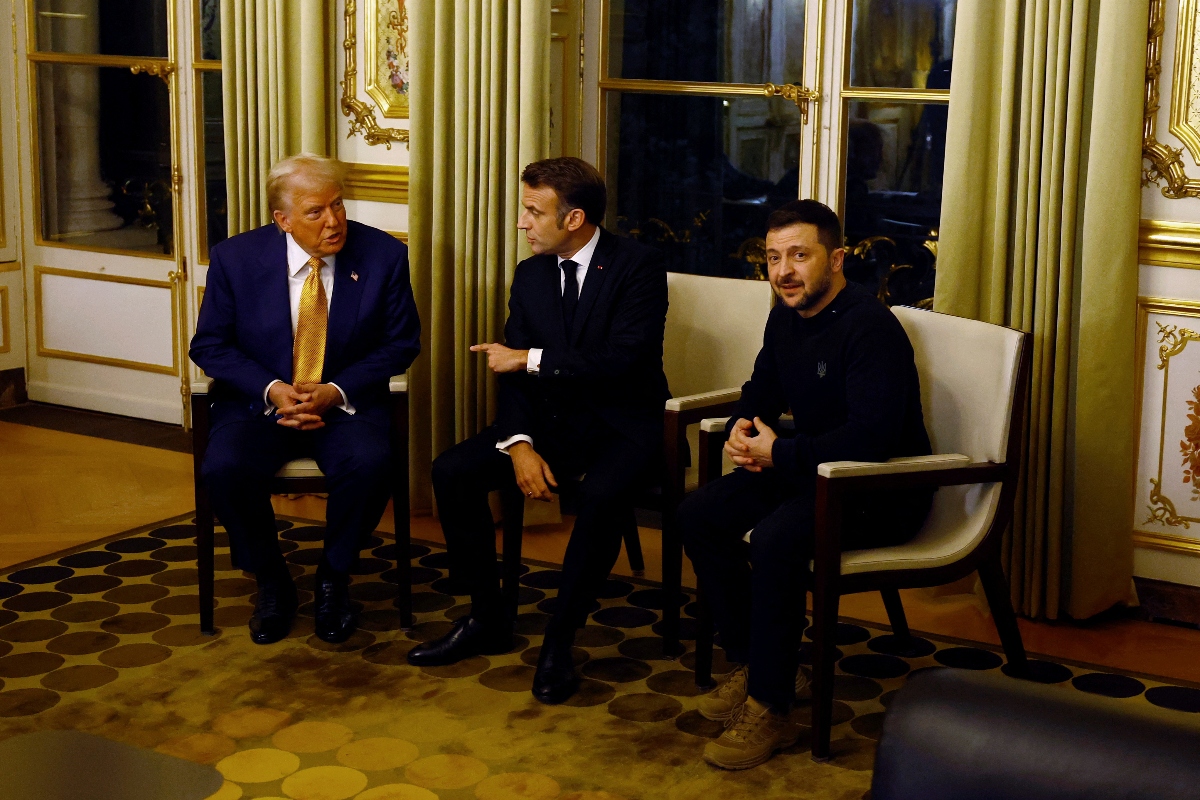 El presidente francés, Emmanuel Macron, el presidente electo de Estados Unidos, Donald Trump, y el presidente de Ucrania, Volodymyr Zelenskiy, asisten a una reunión trilateral en el Palacio del Elíseo en París como parte de las ceremonias para conmemorar la reapertura de la Catedral de Notre-Dame de París. (Foto: REUTERS/Sarah Meyssonnier)