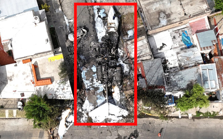 Avión despista y se incendia en una casa en Argentina; dos muertos Avión despista y se incendia en una casa en Argentina; dos muertos