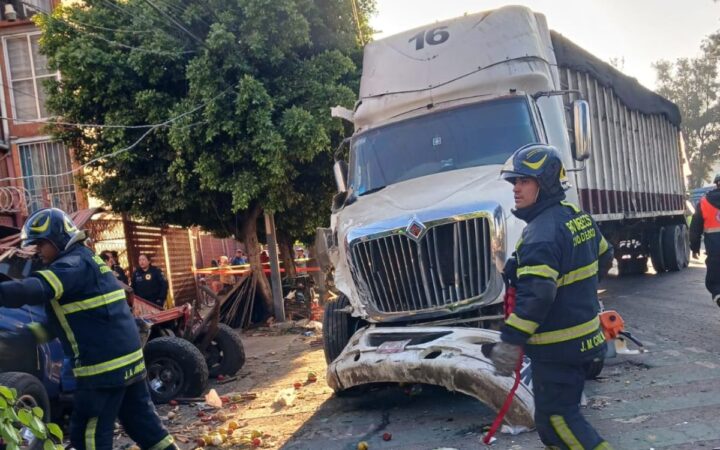 Camión de basura se estrella con local y deja dos heridos en Iztapalapa Camión de basura se estrella con local y deja dos heridos en Iztapalapa