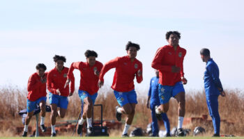 Roban auto a dos jugadores de Chivas