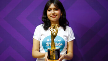 Exalumna Conalep recibe el premio a la mejor estudiante del mundo