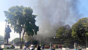 Videos | Se incendia estacionamiento de la alcaldía Benito Juárez