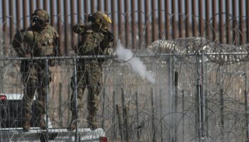 Militares de EU disparan gas pimienta a migrantes en Río Bravo