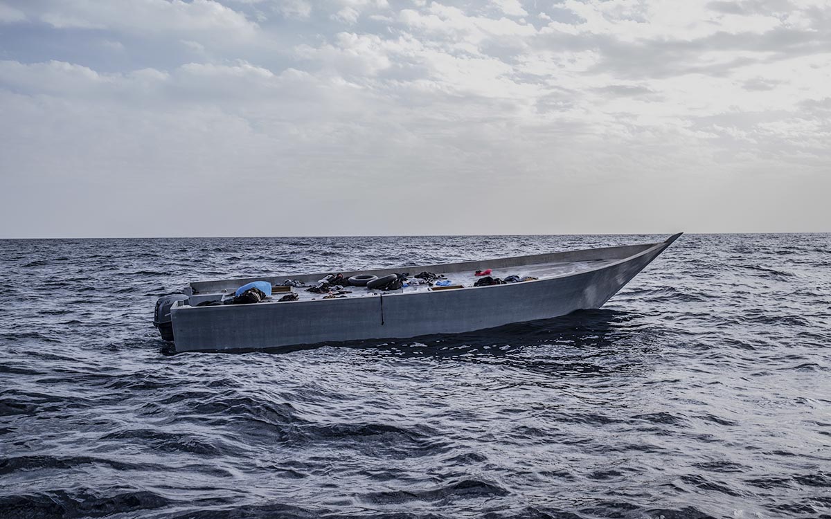 Naufraga embarcación con 19 migrantes; autoridades buscan a sobrevivientes