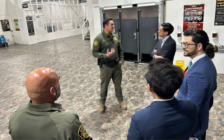 SRE visita centro de procesamiento de migrantes en Arizona