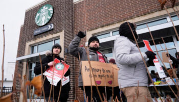 Se extiende huelga de Starbucks a más de 300 tiendas en Estados Unidos | Video