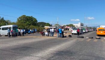 Trabajadores de Salud de Oaxaca bloquean carreteras por falta de pago del IMSS Bienestar