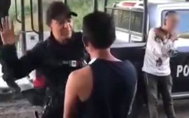 Policías de Celaya golpean a detenidos y los obligan a besarse Policías de Celaya golpean a detenidos y los obligan a besarse